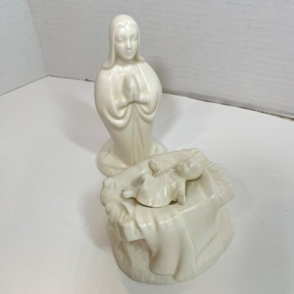 Vintage 1966 White Porcelain Nativity Figurines Featuring Mary & Baby Jesus - Picture 4 of 11